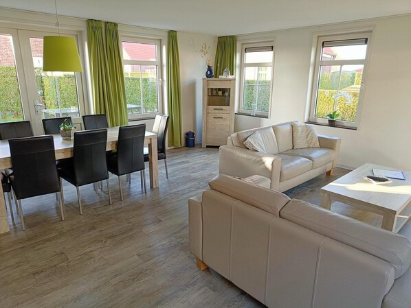 TV - With its 4 bedrooms, Landgoed de Lente the Krokus type sleeps 8 people. (Breskens)