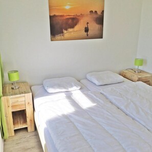 4 bedrooms, travel cot, WiFi - With its 4 bedrooms, Landgoed de Lente the Krokus type sleeps 8 people. (Breskens)