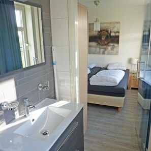 4 bedrooms, travel cot, WiFi - With its 4 bedrooms, this property can accommodate 8 people. (Breskens)