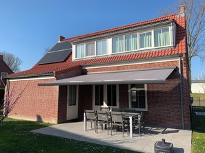 Exterior - With its 4 bedrooms, this property can accommodate 8 people. (Breskens)