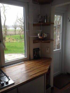 Lava-louças, cafeteira/chaleira, mesas de jantar