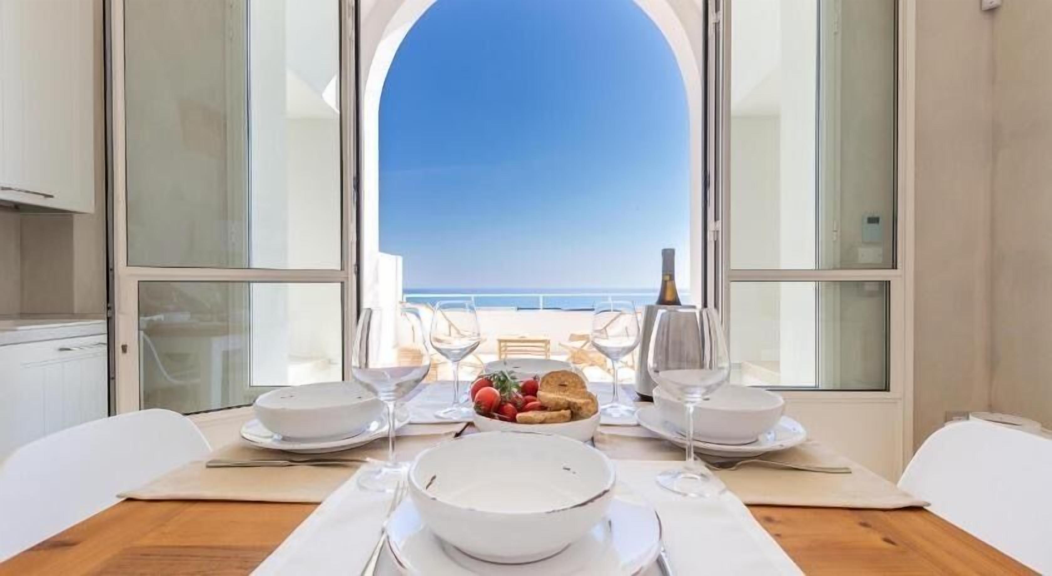 Appartement Luxe, 2 chambres, vue baie | Coin séjour | TV connectée