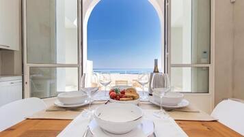 Appartement Luxe, 2 chambres, vue baie | Coin séjour | TV connectée