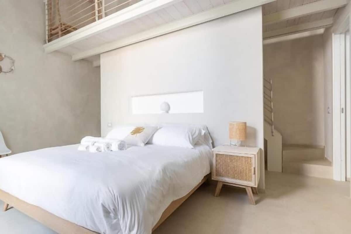 Luxury Apartment, 2 Bedrooms, Bay View | 2 bedrooms, down duvets, in-room safe, blackout curtains