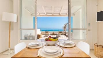 Appartement Luxe, vue baie | Coin séjour | TV connectée