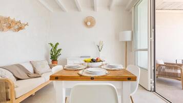 Panoramic-Apartment, Buchtblick | Wohnbereich