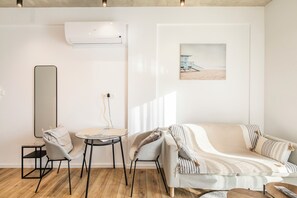 尊榮公寓 | 起居區 | 42-吋智慧型電視，提供數位頻道