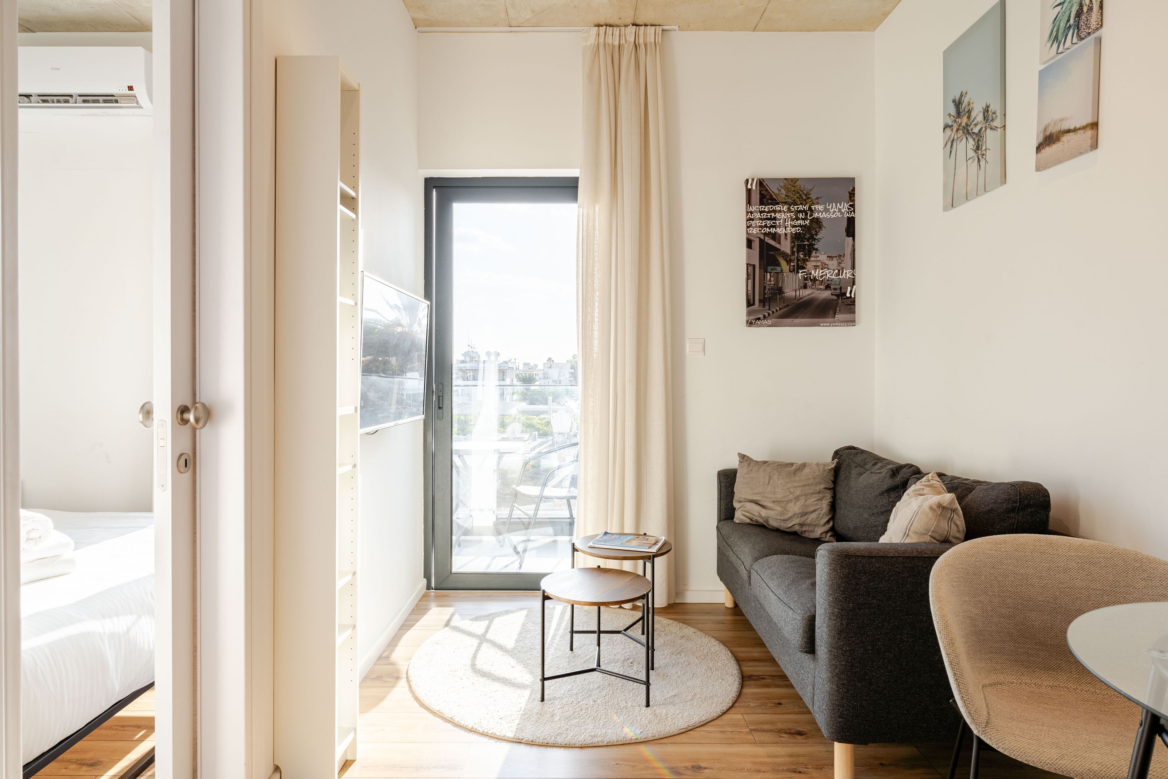 Căn hộ Premium | Khu phòng khách | Smart TV 42-inch có truyền hình kỹ thuật số 