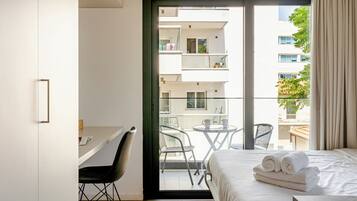 Estúdio luxo | Escrivaninha, espaço de trabalho para notebook, quartos à prova de som