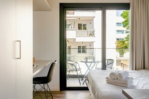 Deluxe Studio | Desk, laptop workspace, soundproofing, free WiFi - Yamas Urban Living Spiridonons (Limassol)