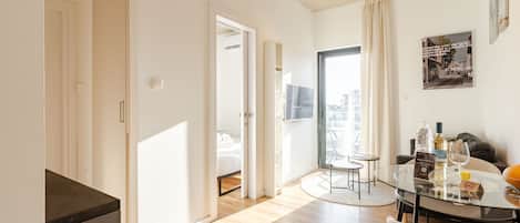 Apartament prèmium | Sala d'estar | Televisor intel·ligent de 42 polzades amb canals digitals