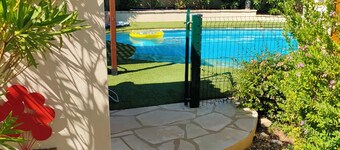 Divine Roujan Sunny Lodge. Piscine Privée, Climatisation, Wifi, Jardin, 6 Person
