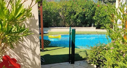 Divine Roujan Sunny Lodge. Piscine Privée, Climatisation, Wifi, Jardin, 6 Person