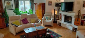 Smart TV, books, music library, stereo - Divine Roujan Sunny Lodge. Piscine Privée, Climatisation, Wifi, Jardin, 6 Person (Roujan)
