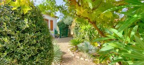 Property grounds - Divine Roujan Sunny Lodge. Piscine Privée, Climatisation, Wifi, Jardin, 6 Person (Roujan)