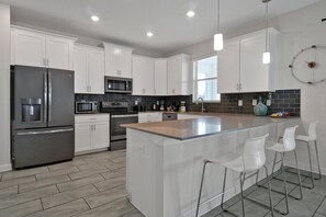 Fridge, microwave, oven, stovetop - Sunny Oasis: Champions Gate Resort Pool/Spa (Champions Gate)