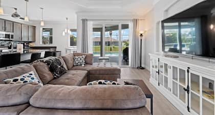 Sun-Soaked & Tranquil Getaway Relaxing Pool Area