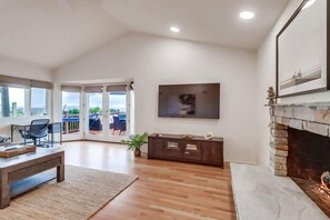 TV, fireplace, DVD player, offices - Ocean/bay views, pool & hot tub, rooftop patio (San Diego)