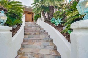 Exterior detail - Ocean/bay views, pool & hot tub, rooftop patio (San Diego)