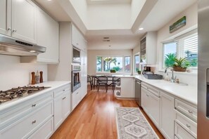 Fridge, microwave, oven, stovetop - Ocean/bay views, pool & hot tub, rooftop patio (San Diego)