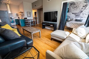 Smart TV, offices - Classy 3BR King Apt in The Grove (St. Louis)