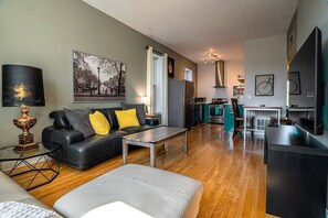 Smart TV, offices - Classy 3BR King Apt in The Grove (St. Louis)