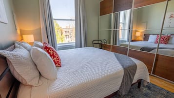 3 habitaciones, tabla de planchar con plancha y cuna de viaje