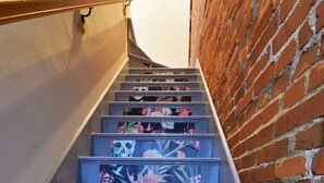 Eine Treppe mit floralen und Totenkopf-Mustern auf den Stufen.