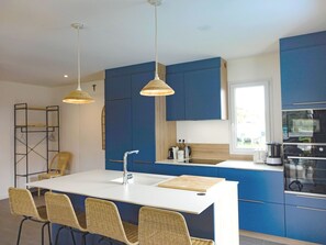 Fridge, microwave, oven, dishwasher - Cozy 8-Person House, 450m from Beach, Big Garden and Terrace (Sarzeau)