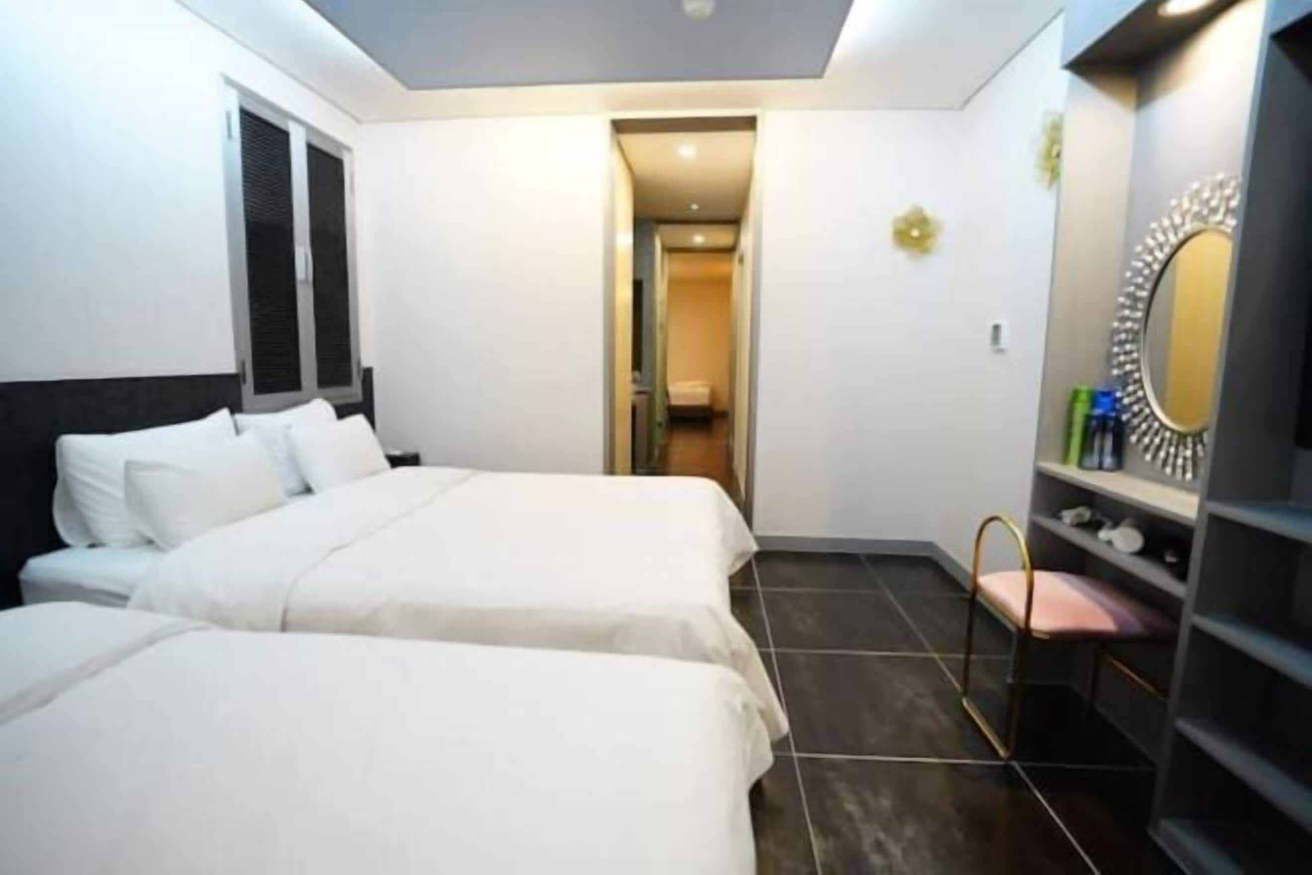 2 室のベッドルーム、WiFi (無料)