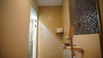 Family Suite | Bathroom