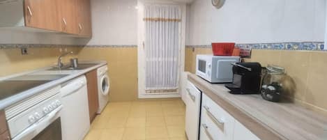 Microondas, horno, parrilla de estufa y lavavajillas