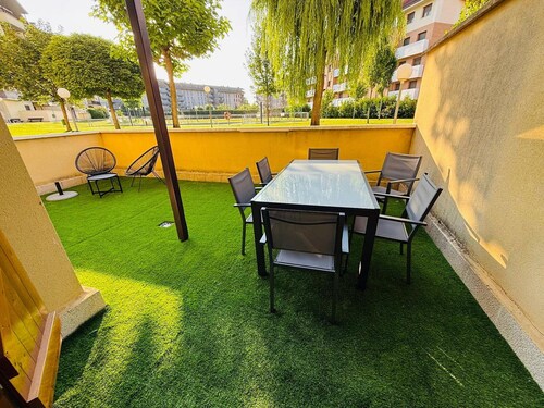 Ground-Floor Apartment in Jaca with Terrace, Pool, and Garage for 6 Guests