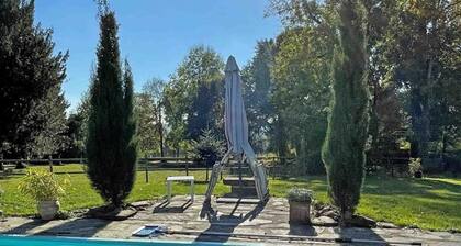 Gßte tout confort avec piscine chauffée, jardin et terrasse, idéal pour curistes et randonneurs
