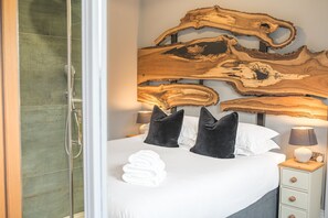 4 bedrooms, iron/ironing board, free WiFi, bed sheets - The Eyrie -  a luxury maisonette that sleeps 8 guests  in 4 bedrooms (Central Keswick)