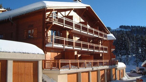 A wooden chalet with a balcony and a snow-covered roof. - Cozy T2 Apartment with Terrace, 5 pers, Les Saisies (Les Saisies)