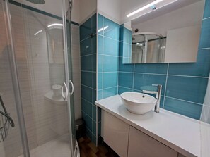 Bathroom - Beachfront 2-Bedroom Apartment with Terrace in Grau d'Agde (Le Grau d'Agde)