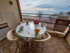 Outdoor dining - Beachfront 2-Bedroom Apartment with Terrace in Grau d'Agde (Le Grau d'Agde)
