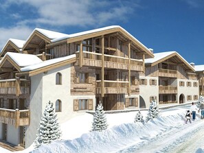 Un edificio de madera de varios pisos con balcones, rodeado de árboles cubiertos de nieve y un cielo despejado.