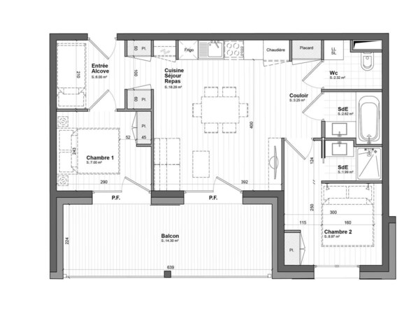 Ein Grundriss eines Hotels mit zwei Schlafzimmern, einem Balkon, einer Küche, einem Essbereich, einem Wohnzimmer, einem Badezimmer und einem kleinen Büro.