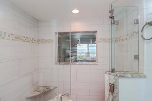 Douche, sèche-cheveux, serviettes fournies, papier toilette