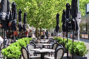 Outdoor dining - Centrally Located Luxury Apartment in Canberra (Canberra)