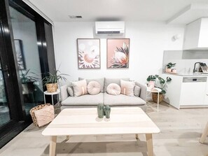 TV - Centrally Located Luxury Apartment in Canberra (Canberra)