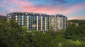 A multi-story hotel with a modern architectural design, featuring large windows and a flat roof. - Centrally Located Luxury Apartment in Canberra (Canberra)