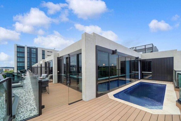 Pool - Centrally Located Luxury Apartment in Canberra (Canberra)