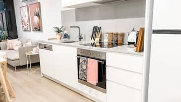 Kühlschrank, Mikrowelle, Ofen, Herdplatte