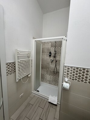 Shower, hair dryer, bidet, towels - CELESTES BY LONDON 53 (Firenze)