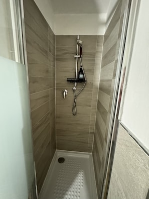 Douche, séchoir à cheveux, bidet, serviettes fournies