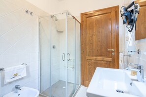 Shower, rainfall showerhead, hair dryer, bidet - Residence with swimming- pool in Badesi (Badesi)
