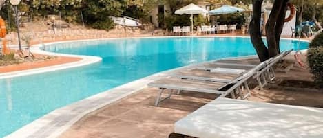Seasonal outdoor pool, pool umbrellas, sun loungers